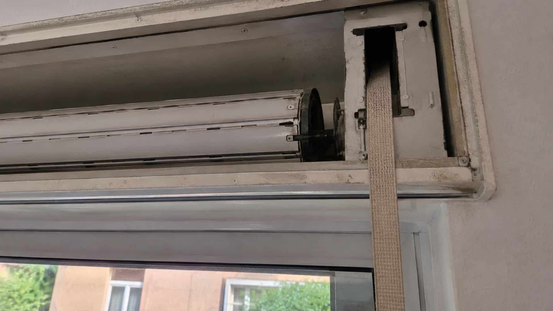 Kontrolle des Rollladenkastens vor den Ferien