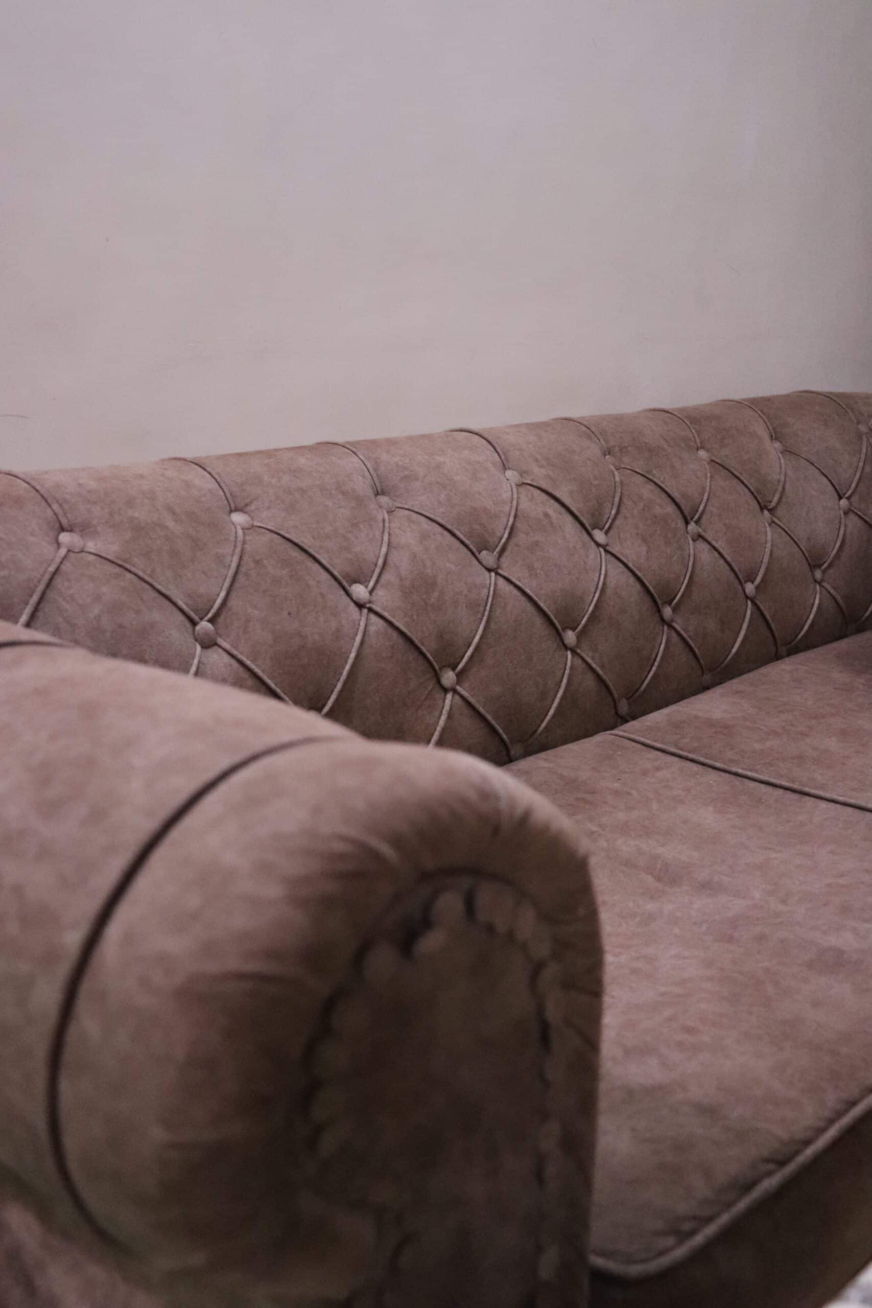 Falten der Sofa-Armlehne