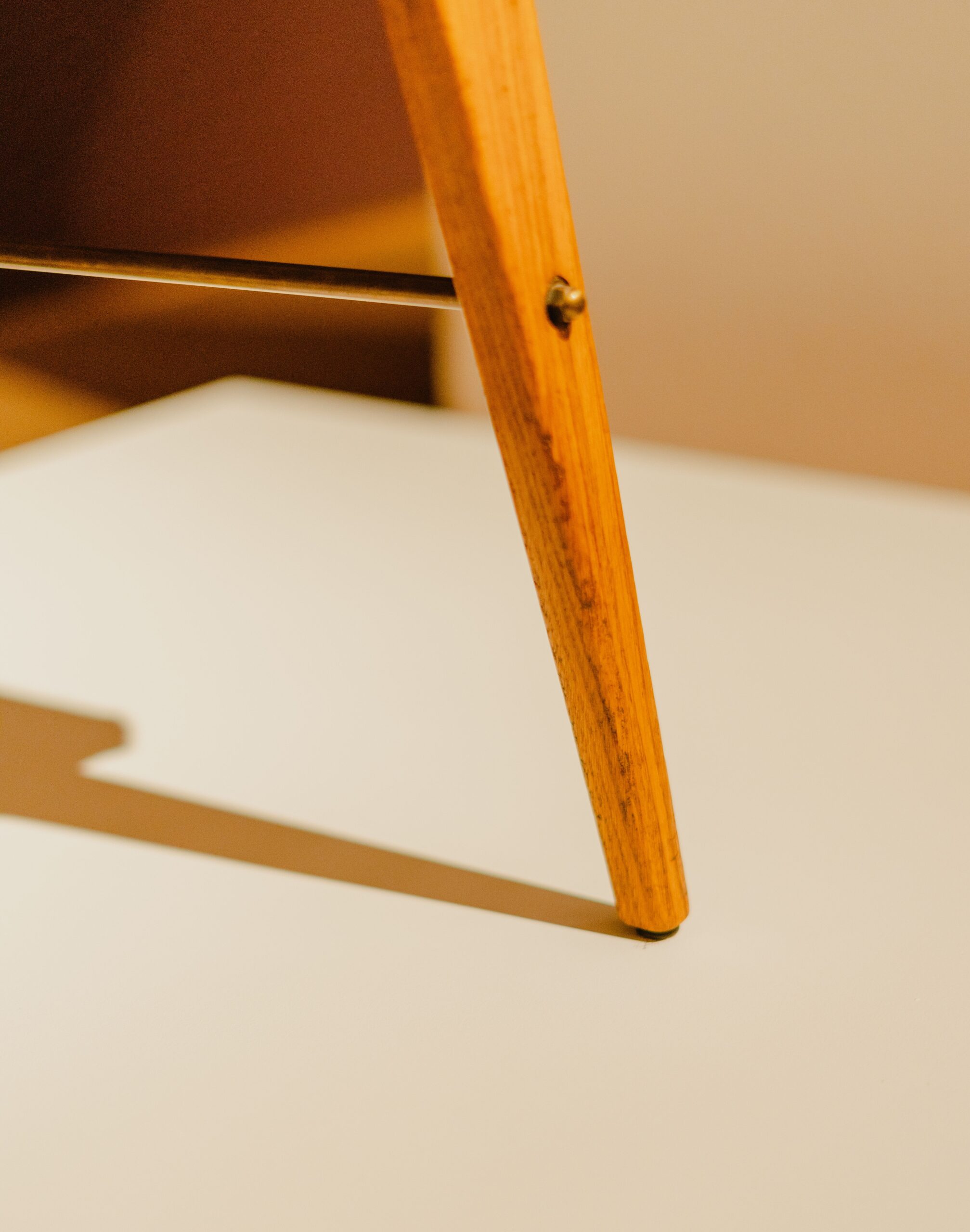 Holzstruktur des Sofas, Detail des Fusses