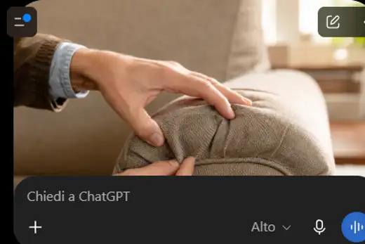 Kontrolle der Falten und Armlehnen eines gebrauchten Sofas auf Bettwanzen