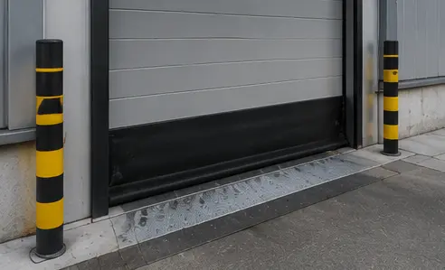 Freier Perimeterstreifen entlang der Aussenmauer einer Halle, ohne Vegetation und ohne angesammeltes Material