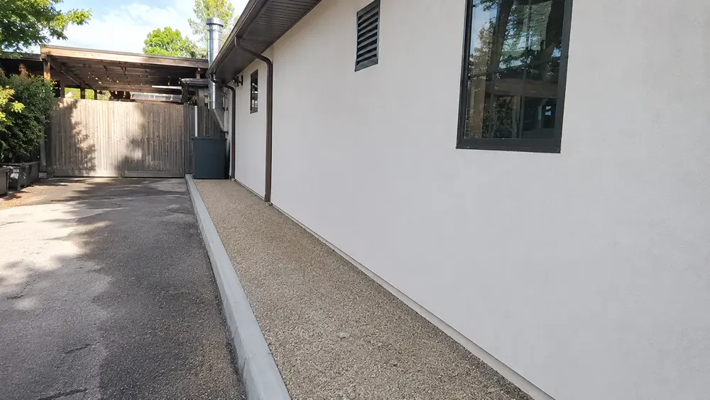 Fascia perimetrale libera lungo il muro esterno di un locale, senza vegetazione né materiale accumulato