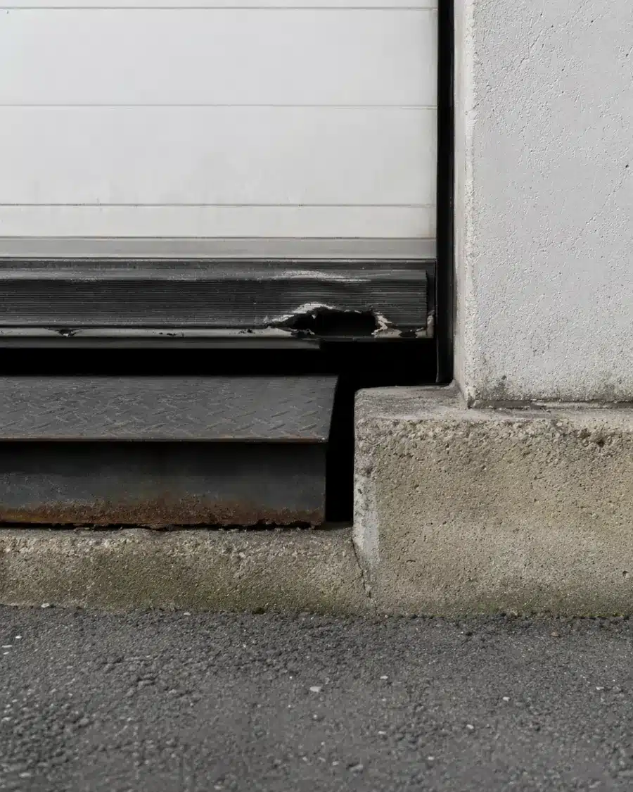Guarnizione e fessura sigillate su un portone, barriera contro l'ingresso dei topi