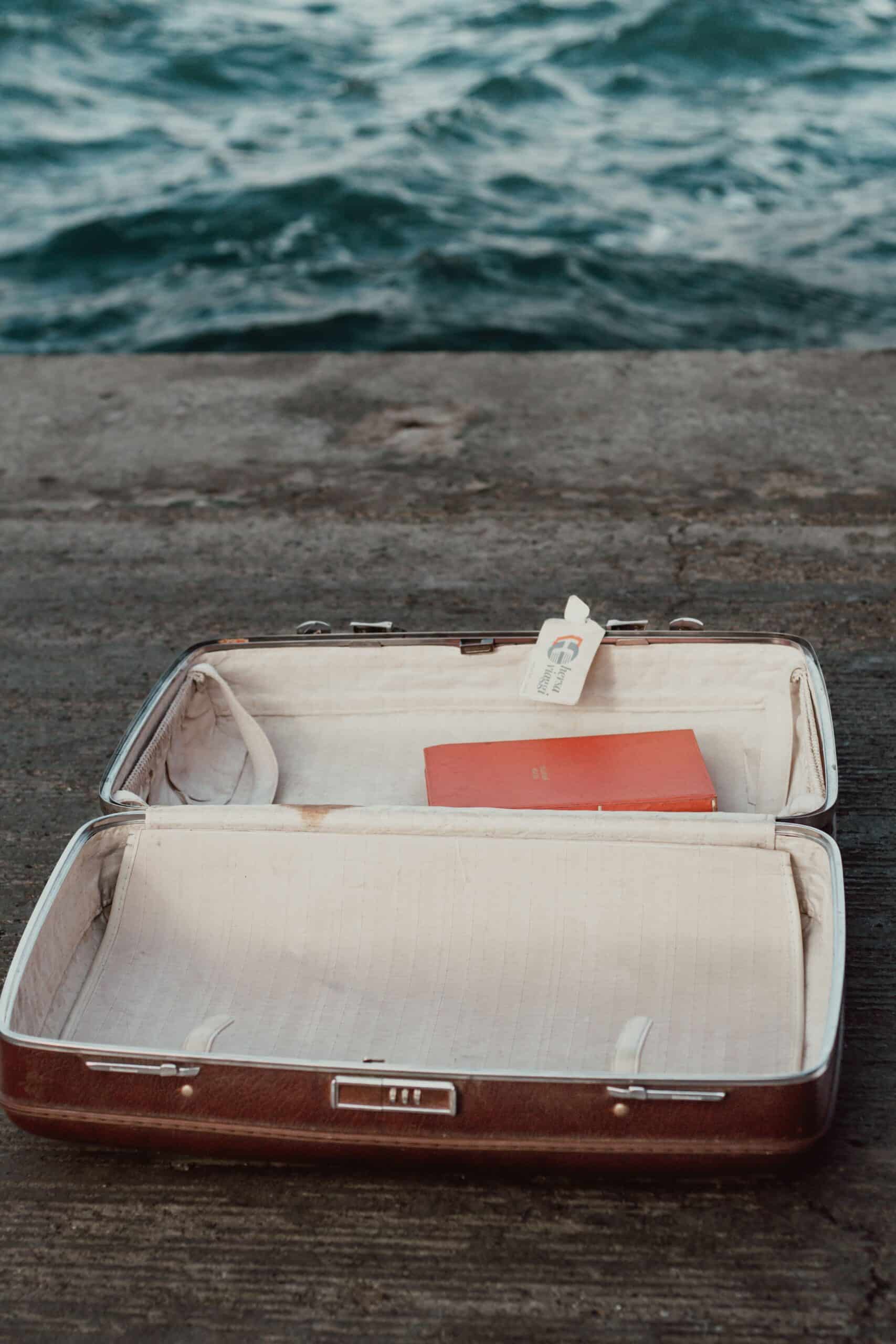 Koffer und Taschen auf einem Steg neben einer Yacht