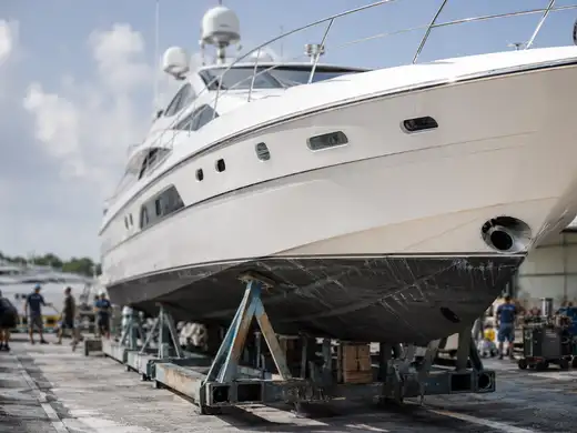 Yachtkabine im Refit und Unterhalt mit neuen Matratzen
