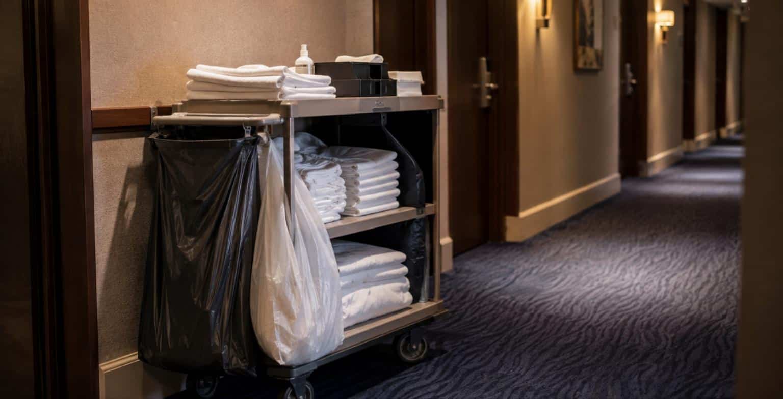 Carrello del servizio ai piani carico di biancheria nel corridoio di un hotel: e il principale vettore interno delle cimici dei letti fra le camere