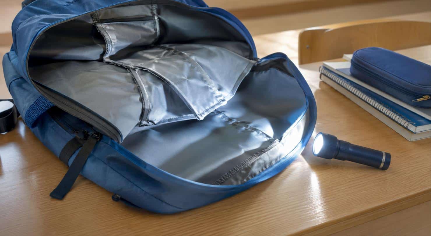 Kontrolle der Nähte des Schulrucksacks nach der Rückkehr