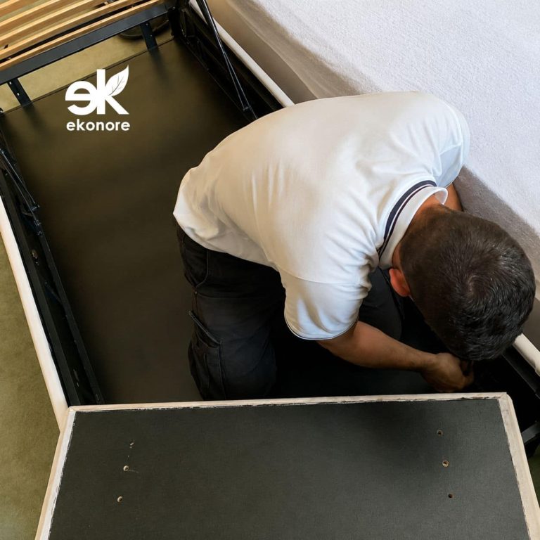 Ispezione del contenitore del letto alla ricerca di cimici