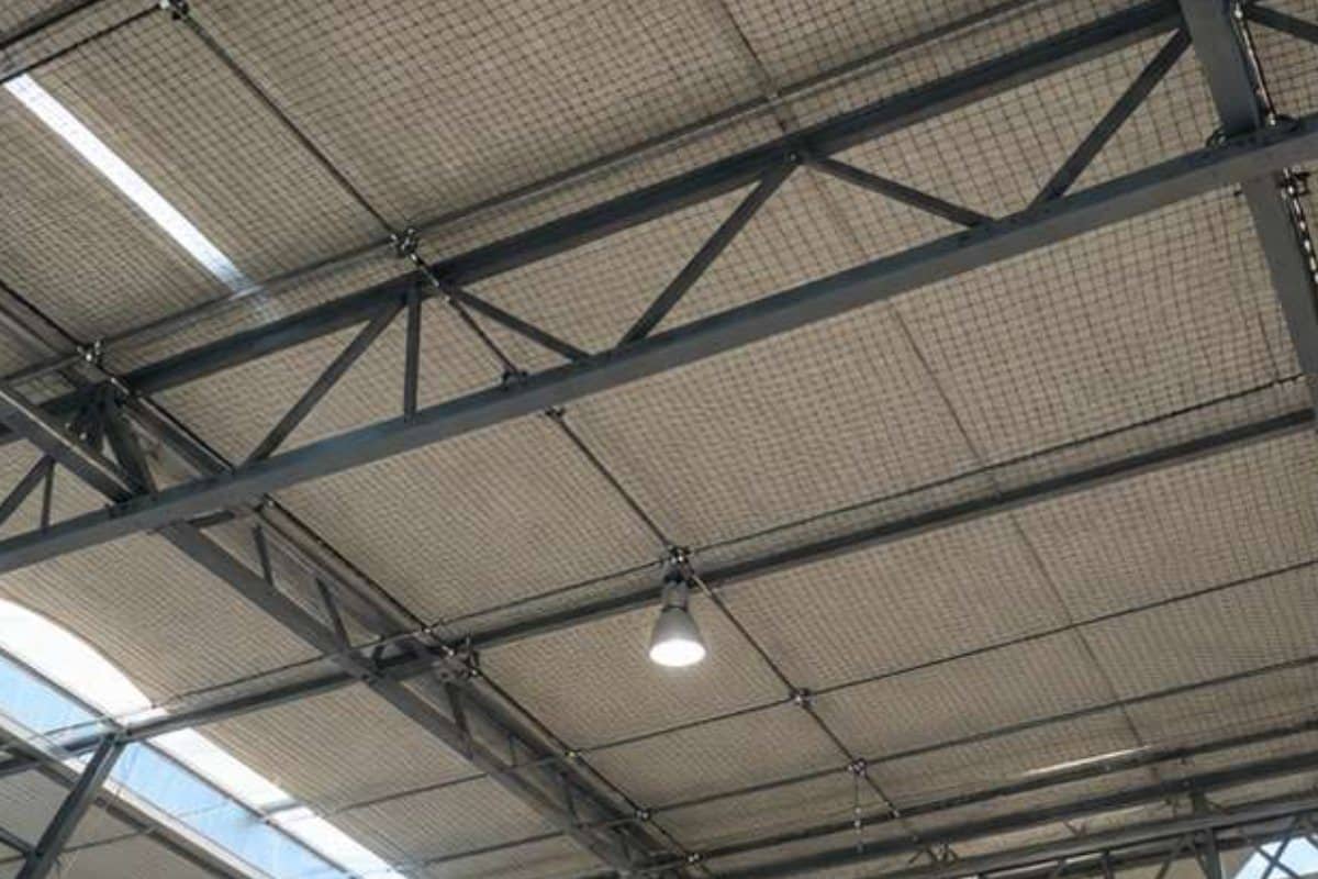 Vogelschutznetz unter den Bindern einer Industriehalle gespannt