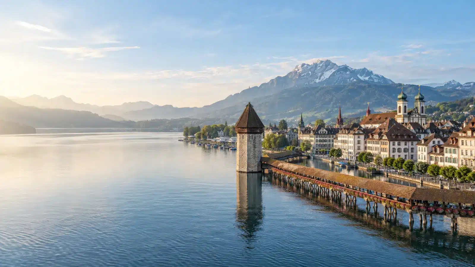 Altstadt von Luzern mit Kapellbrücke, Wasserturm und Pilatus im Hintergrund
