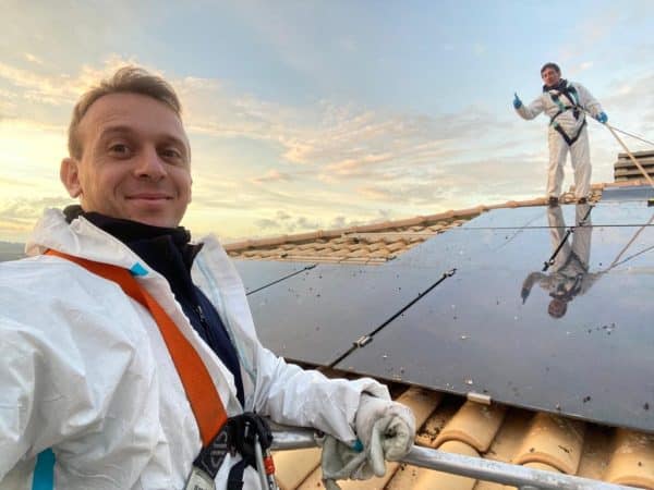 Tecnici Ekonore al lavoro in quota su un tetto con pannelli fotovoltaici